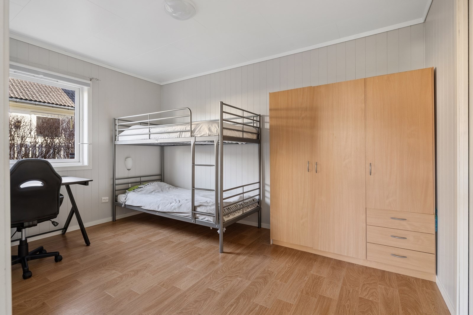 Soverommet i 1. etasje har vegger og tak som ble fornyet i 2021. Galleribilde
