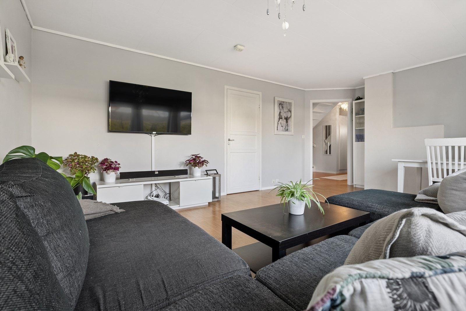 Det finnes pipe i boligen, men ildsted er ikke montert. Galleribilde
