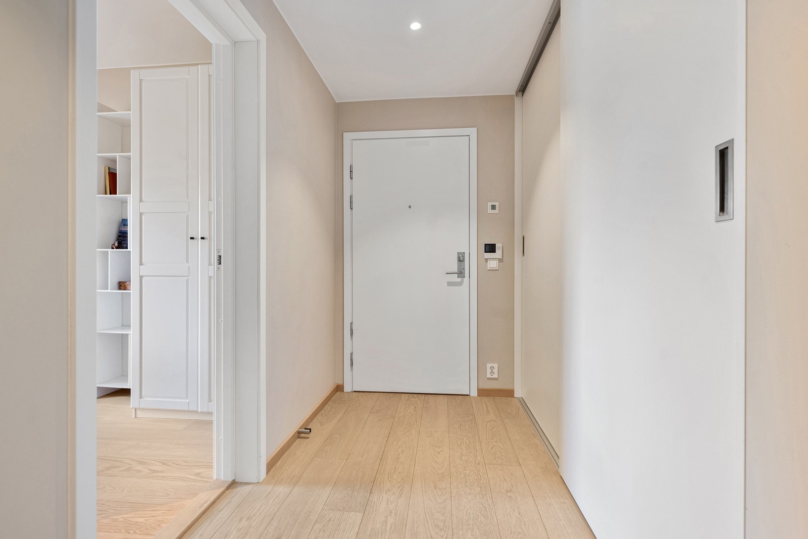 I entreen finner man en romslig skyvedørsgarderobe Galleribilde