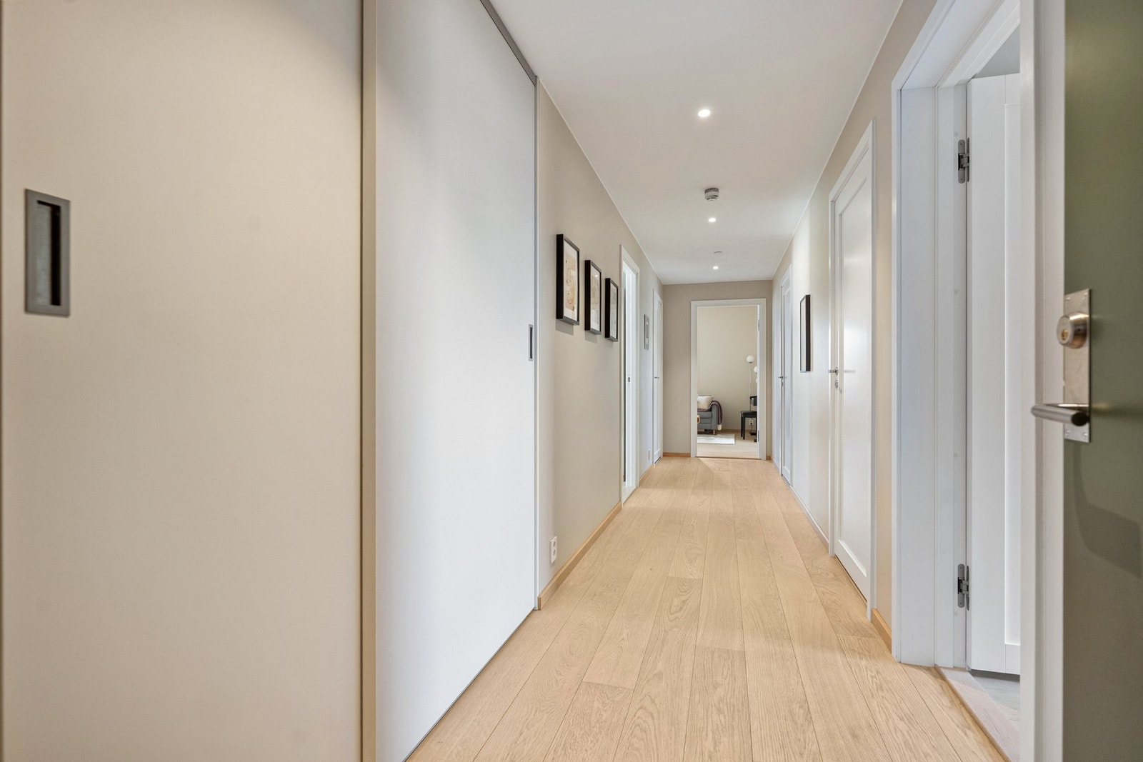Leiligheten har behagelig vannbåren gulvvarme i samtlige rom med unntak av baderom og vaskerom som har elektrisk gulvvarme Galleribilde