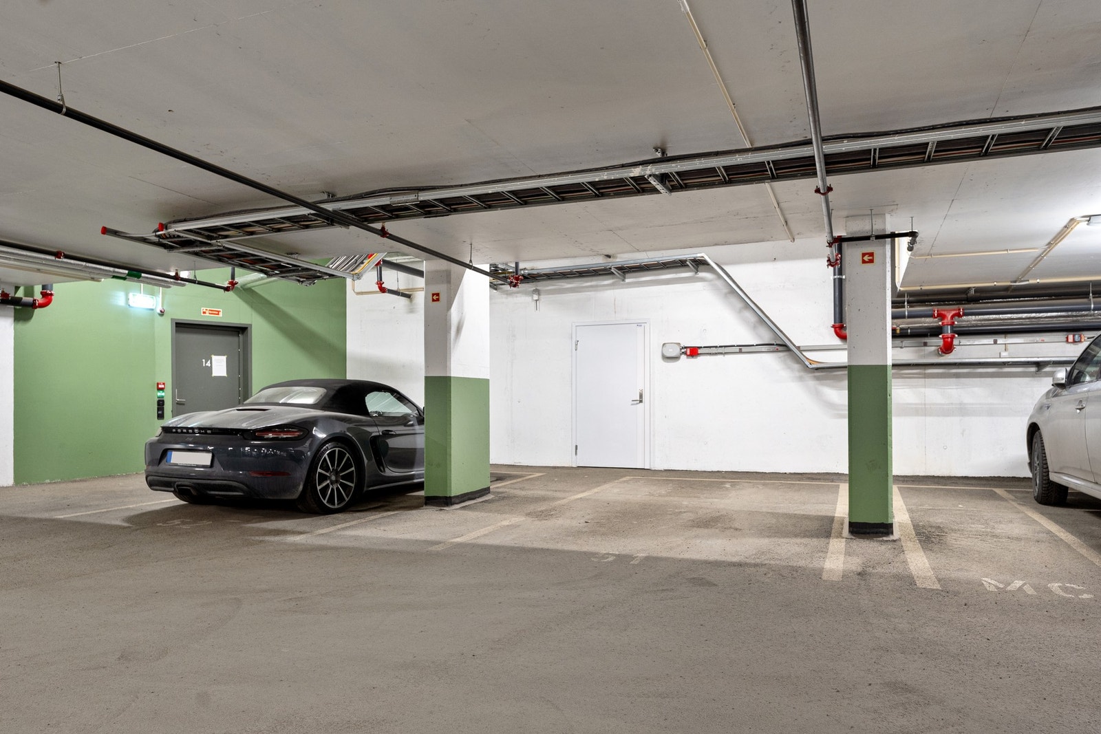 Til boligen følger en garasjeplass i felles parkeringskjeller Galleribilde