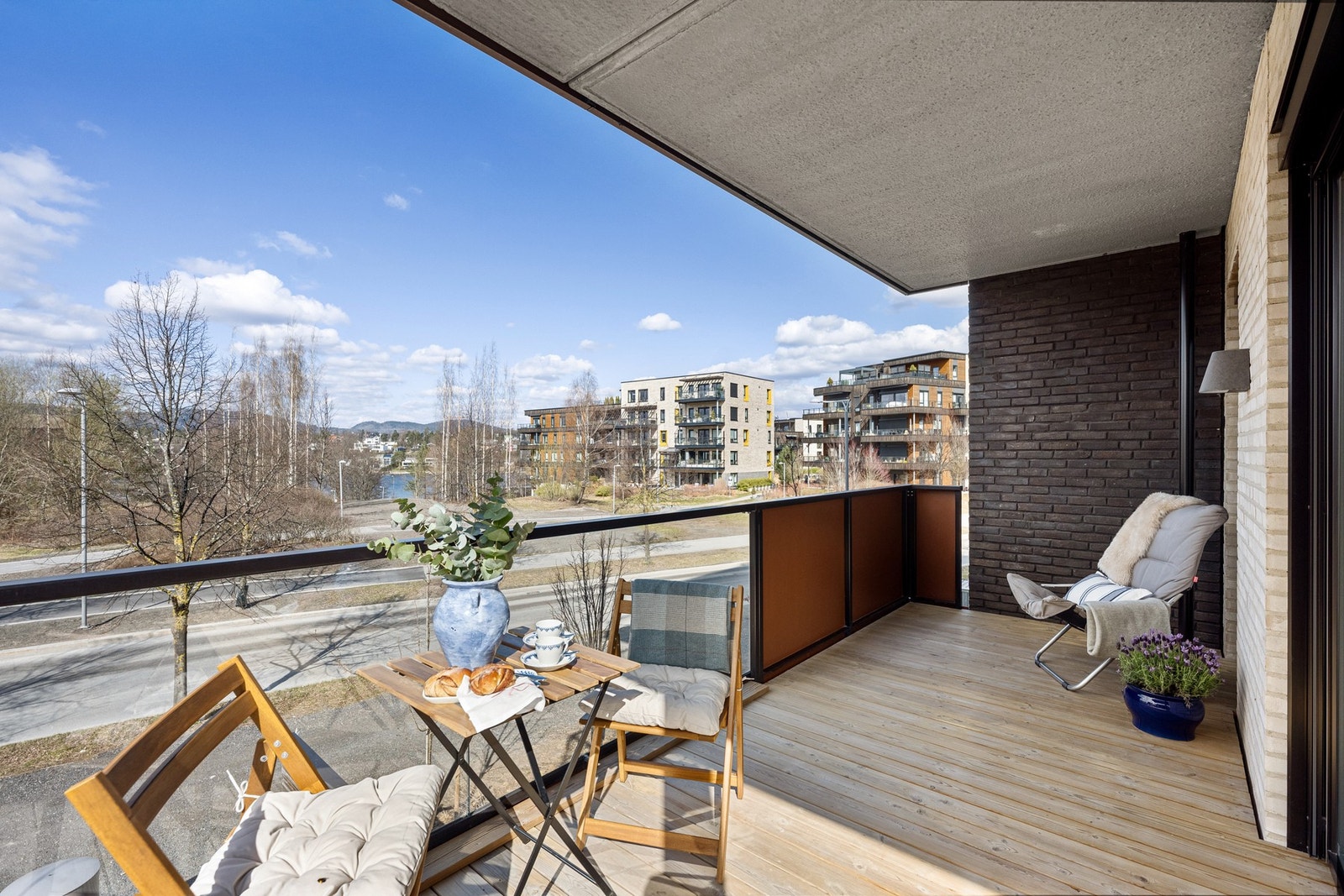 Balkongen har flott utsyn mot grøntområder og Holtekilen. Solforhold omtrent fra klokka 10 til 22 i juni Galleribilde