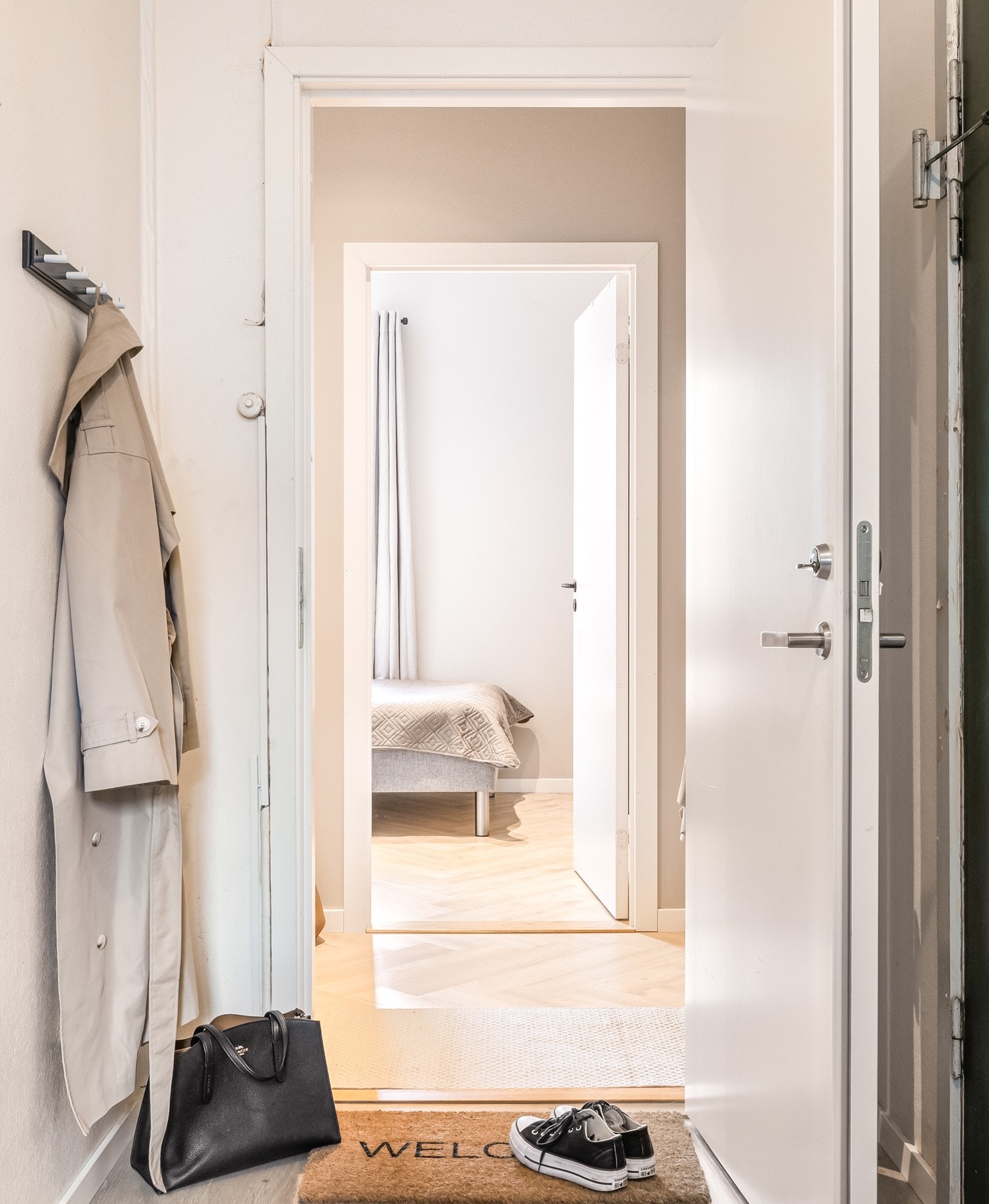 - Felles gang med nabo hvor man kan henge fra seg yttertøy, paraply og sko før man går videre inn i leilighetens entré - Galleribilde