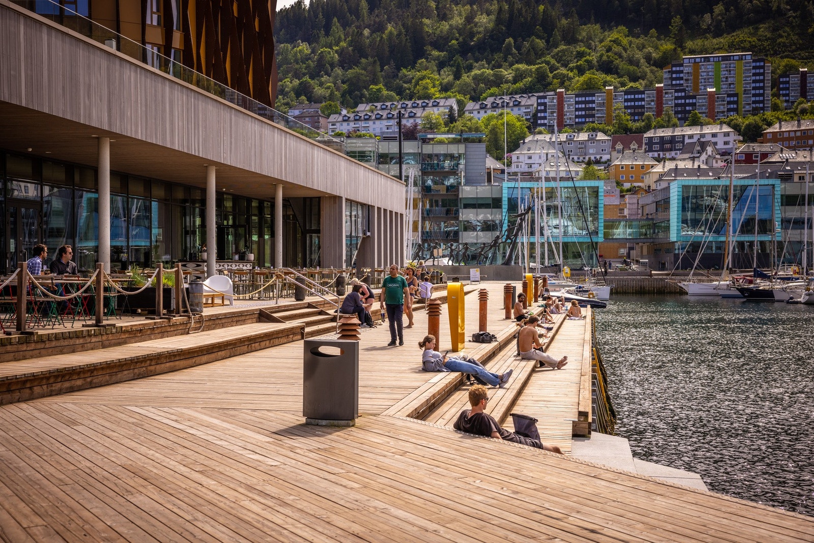 - Moxy med uteservering ligger en kort spasertur fra bygget - Galleribilde