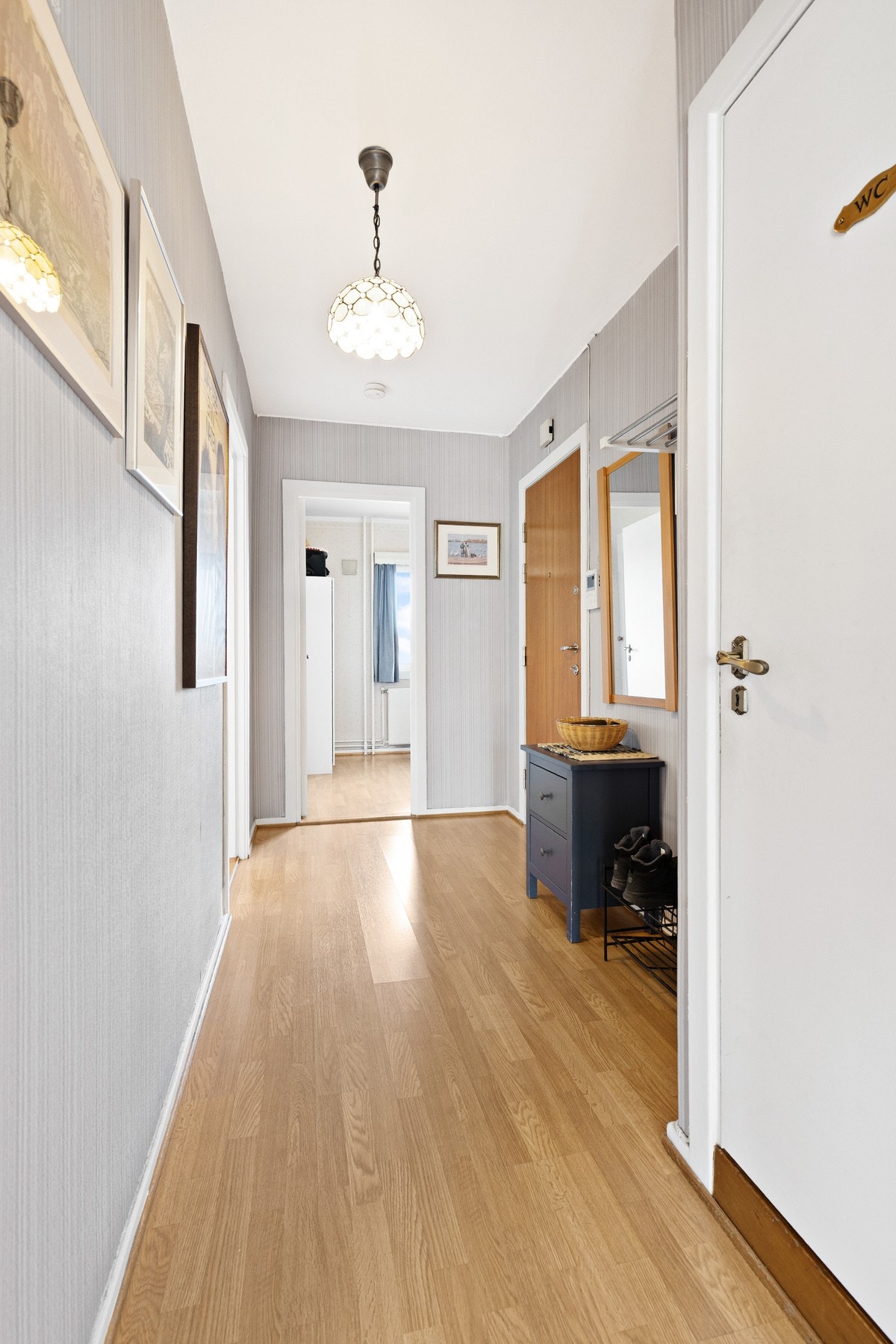 Boligen har en praktisk entré med plass til å henge fra seg yttertøy og sette fra seg sko. Galleribilde