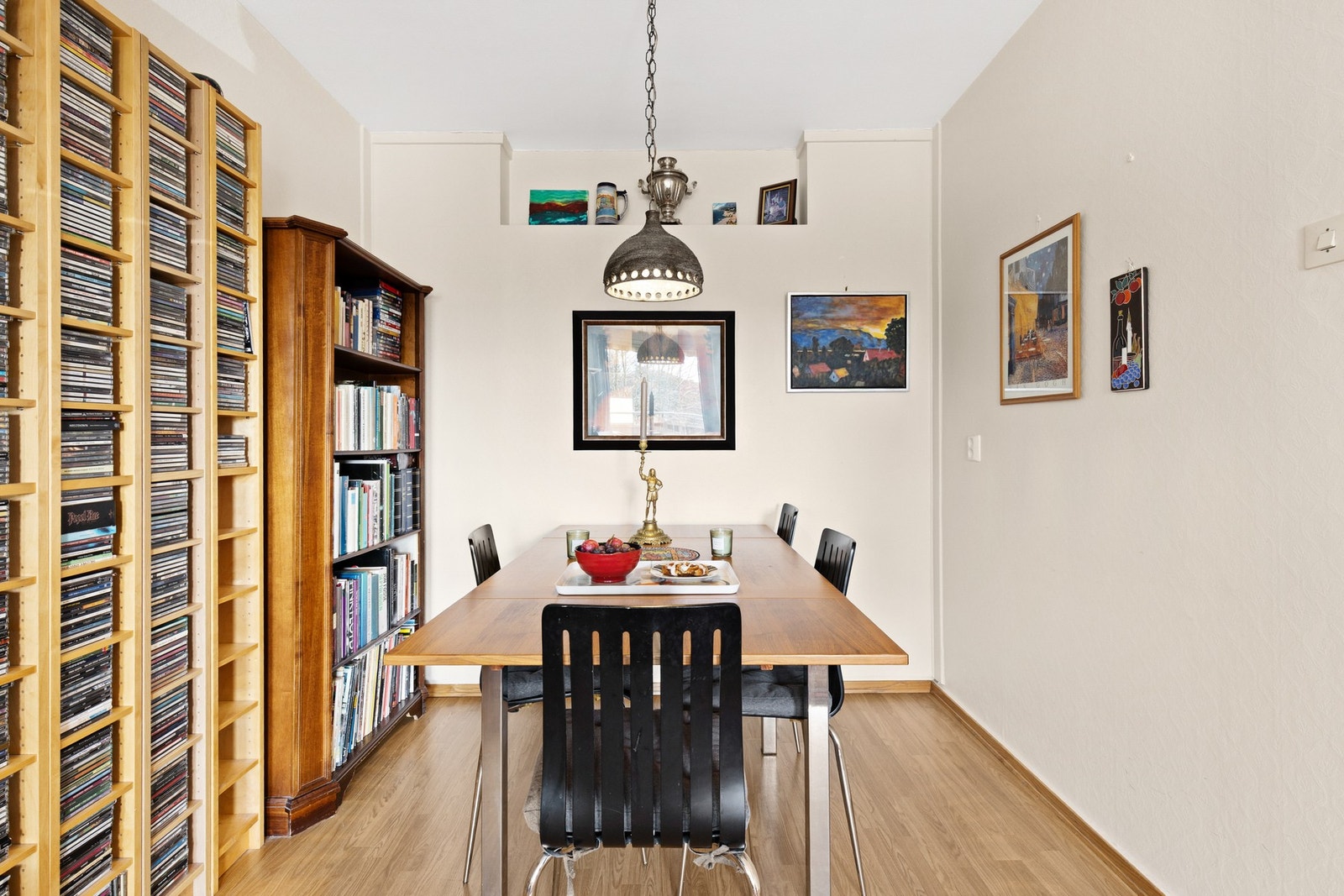 Overflatene består av laminat på gulvene og slette, malte veggflater. Galleribilde