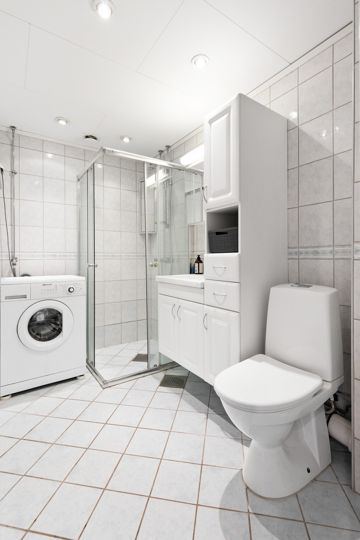 Badet er utstyrt med toalett, dusjnisje, servant og opplegg for vaskemaskin. Galleribilde