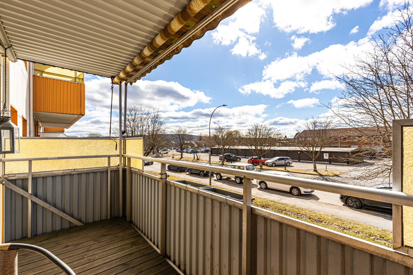 Balkongen er sørvendt, måler ca. 7 m² og har adkomst direkte fra stuen. Galleribilde
