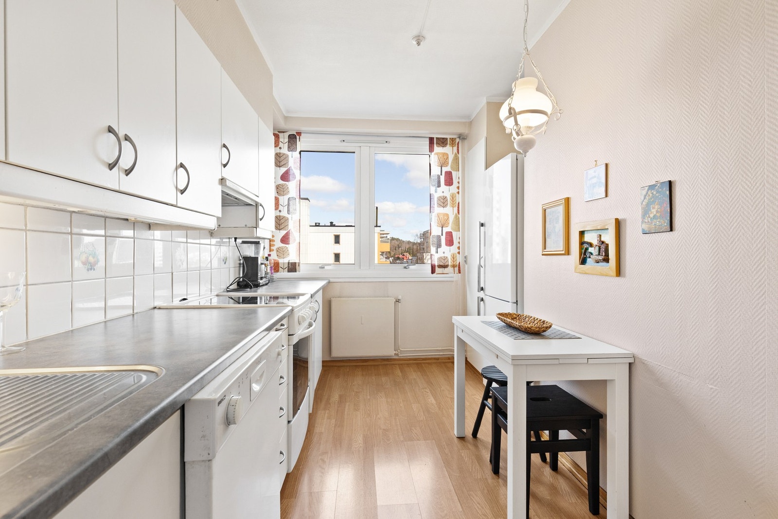 Det er utstyrt med kjøl-/fryseskap, oppvaskmaskin og komfyr. Galleribilde