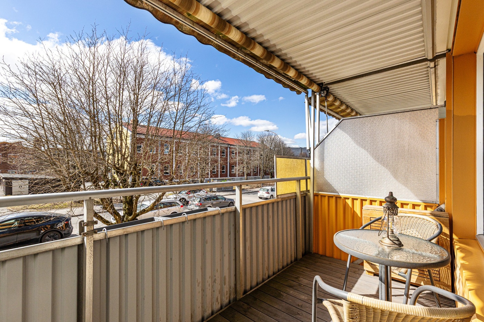 Boligen består av entré/gang, stue, to soverom, separat kjøkken og baderom, samt en herlig balkong. Galleribilde