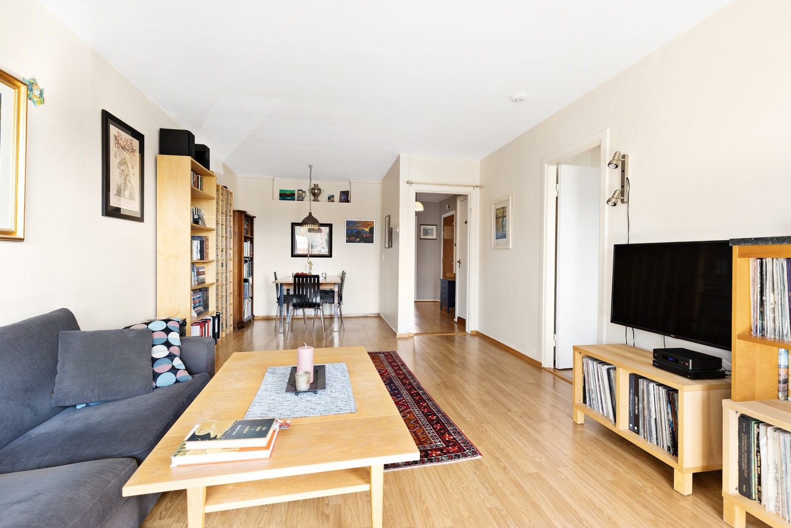 Stuen har god plass til både sofagruppe, TV møblement og spiseplass. Galleribilde