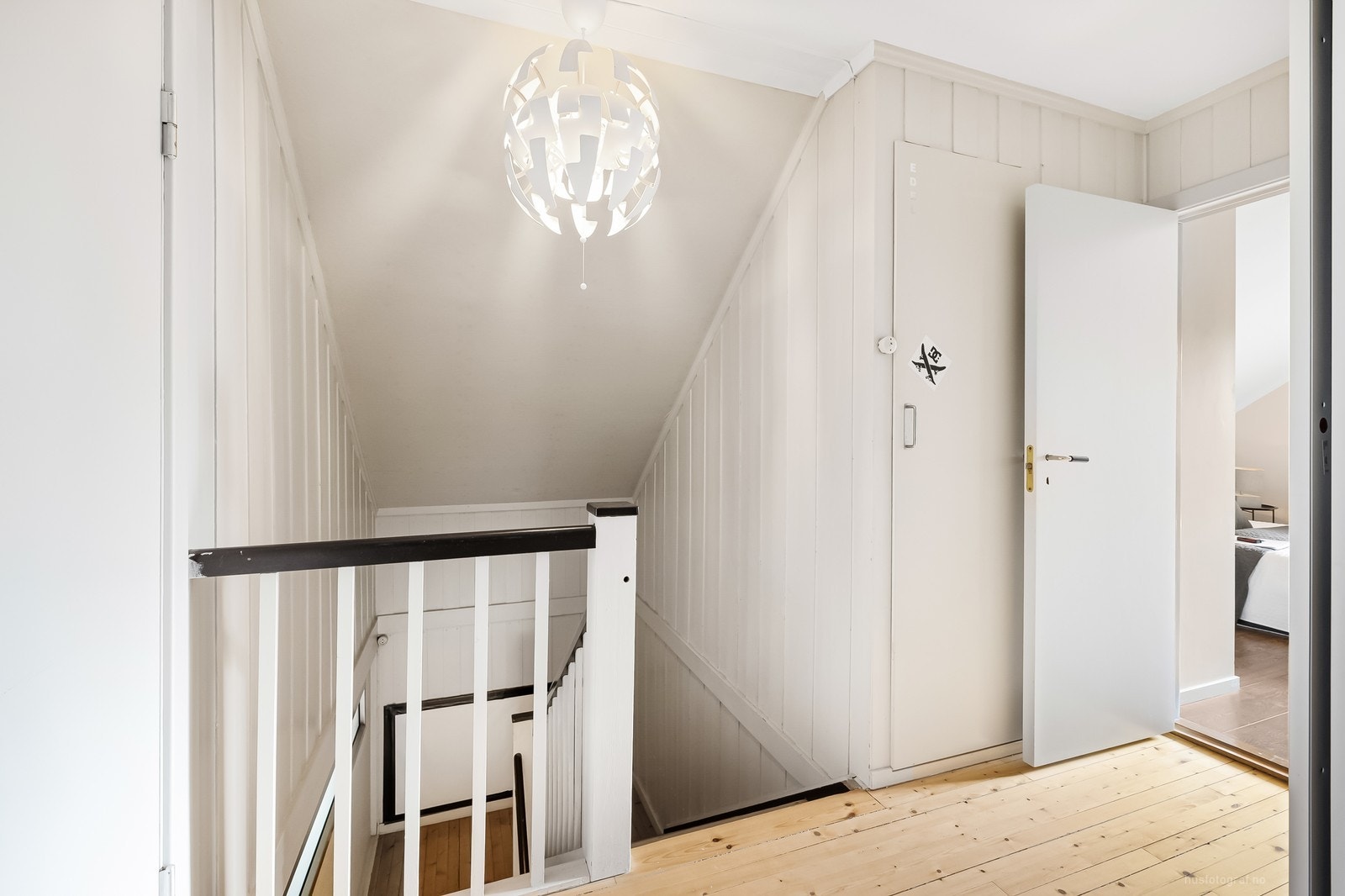 Den lakkerte tretrappen leder opp til 2. etasje Galleribilde
