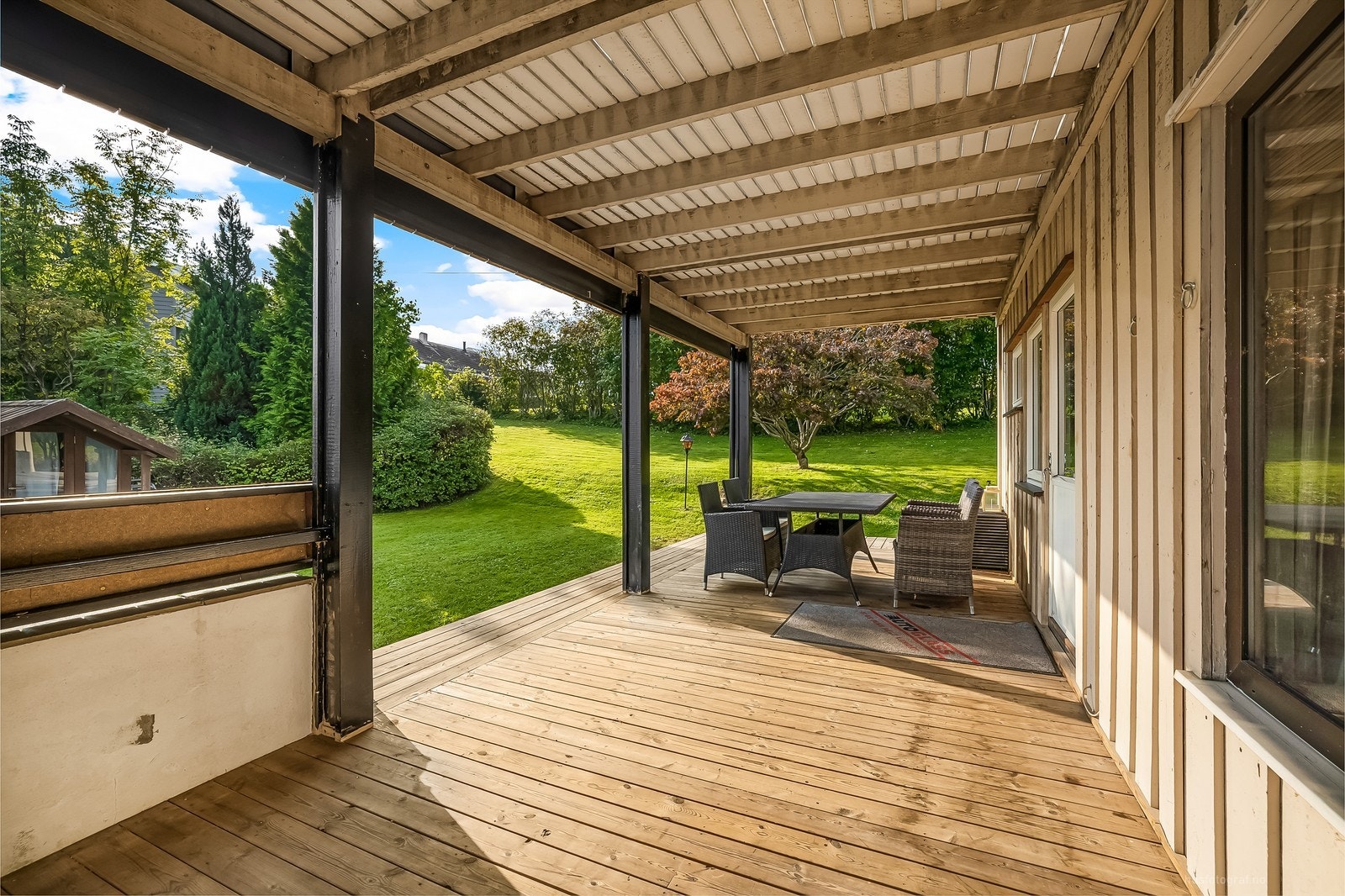 Utenfor stuen finnes en romslig og solrik terrasse Galleribilde