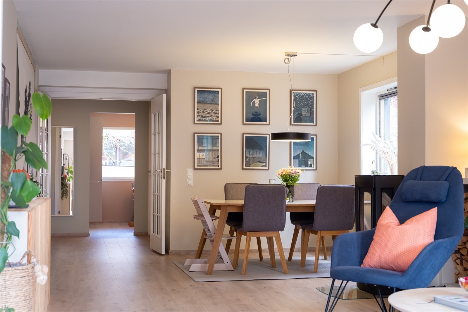 Med gjennomgående lys oppleves også boligen som meget romslig Galleribilde