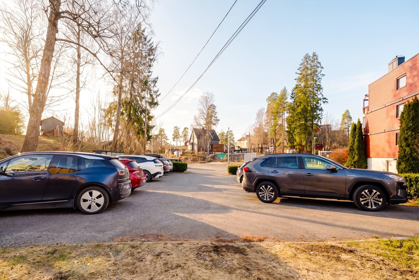 Det er 2 parkeringsområder med plass til mange biler - alltid plass å få Galleribilde