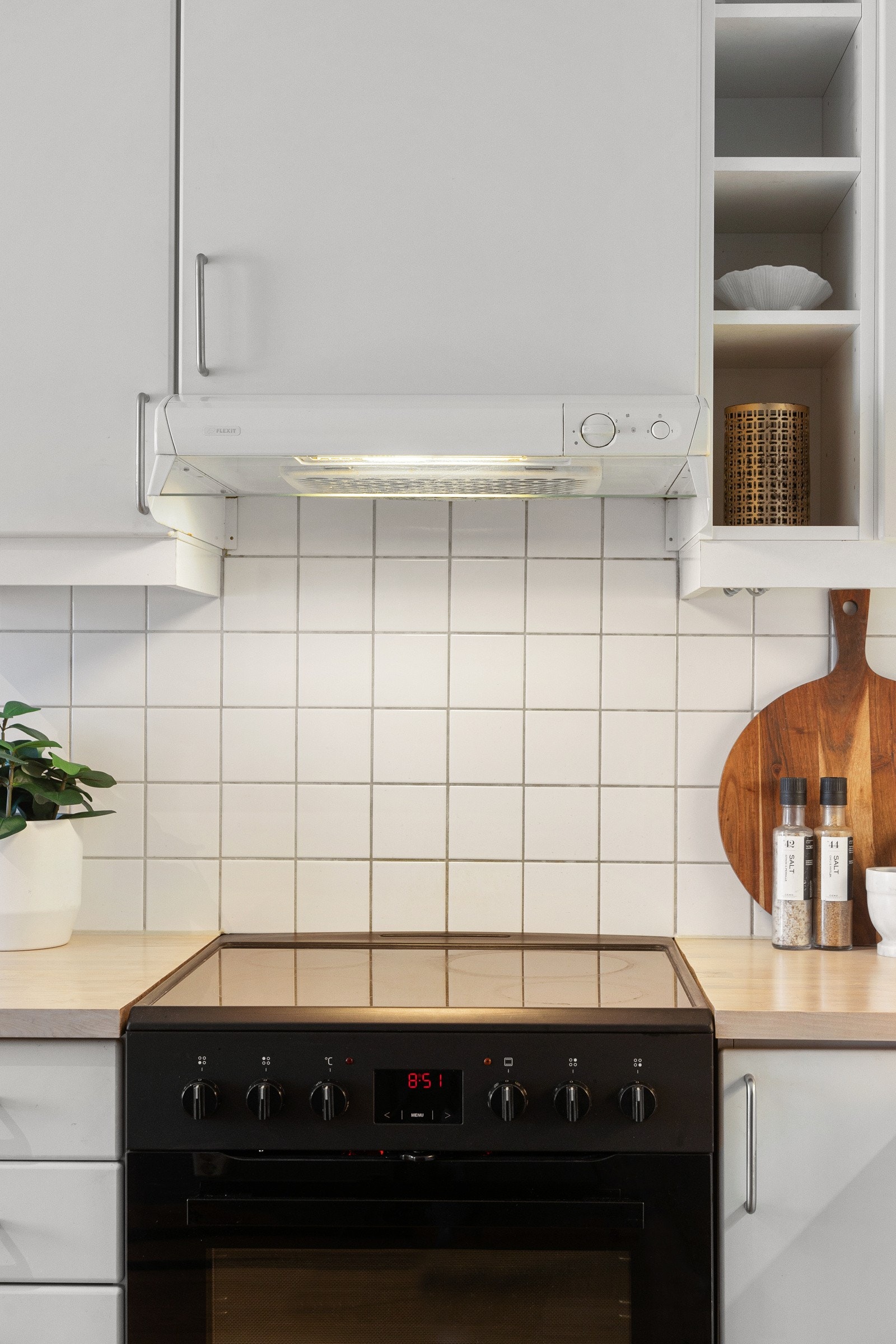 Det er lagt lyse fliser over benkeplaten som harmonerer godt med resten av innredningen. Galleribilde