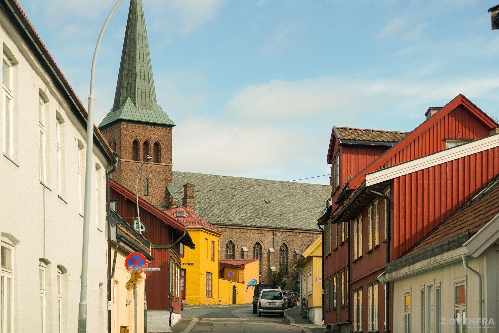 Kampen er en idyllisk oase midt i byen, preget av koselige gater, sjarmerende småhus og flotte parker som skaper en stemningsfull atmosfære. Galleribilde