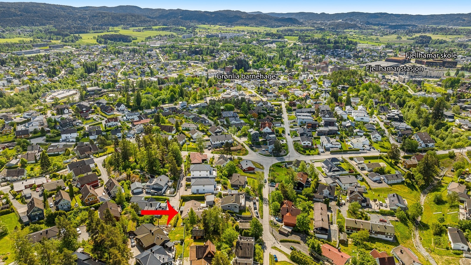 Nærmeste barnehager ligger i nabolaget, og det er kort vei til skoler, Fjellhamardammen miljøpark og populære badeplasser Galleribilde