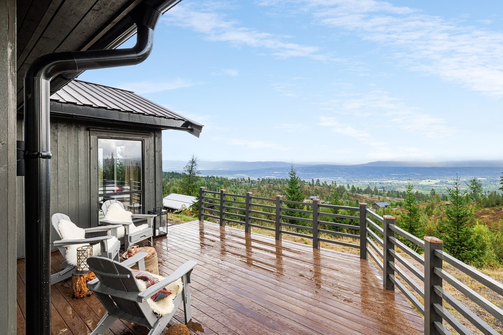 Nydelig utsikt over åsen fra den solrike terrassen. Galleribilde