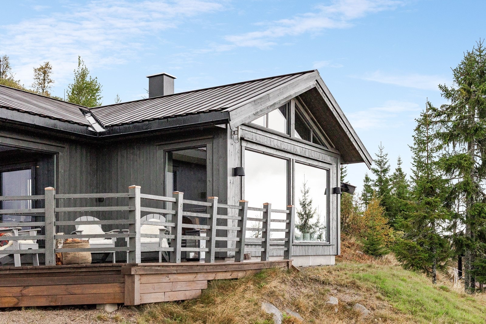 Terrassen strekker seg rundt til fremsiden av hytta, hvilket gjør at man kan nyte solen stort sett hele døgnet. Galleribilde