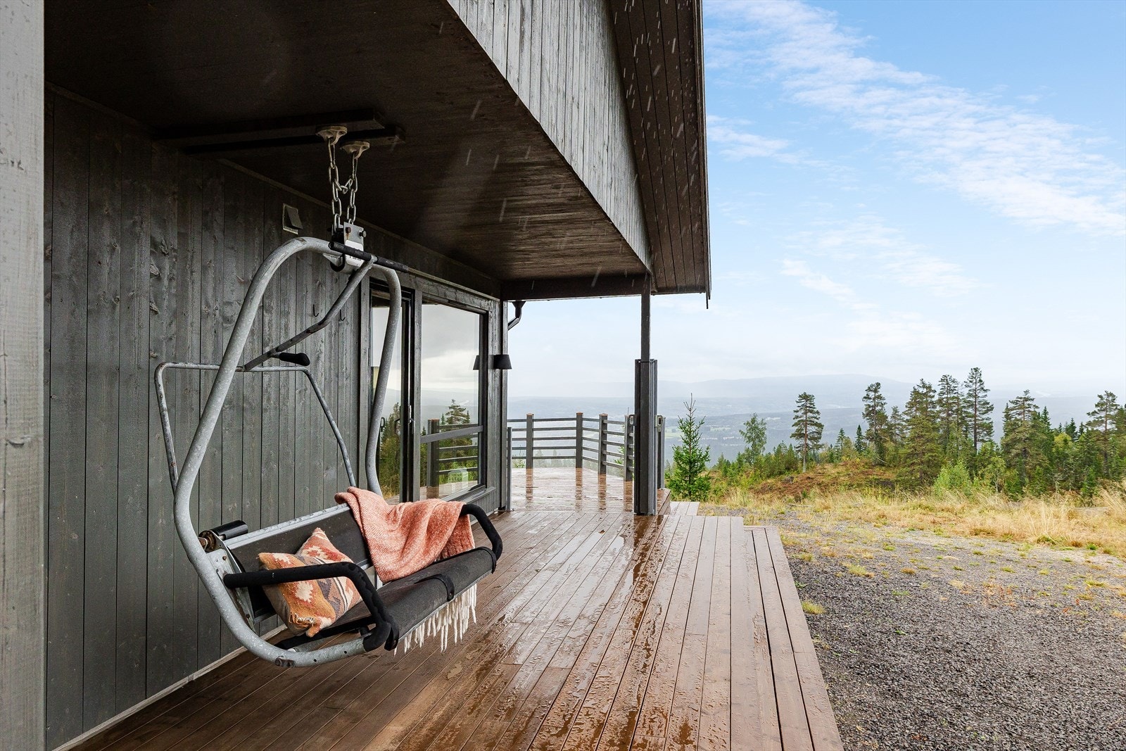 Kreativ avslapning i gammel skiheis/skistol på terrassen! Galleribilde