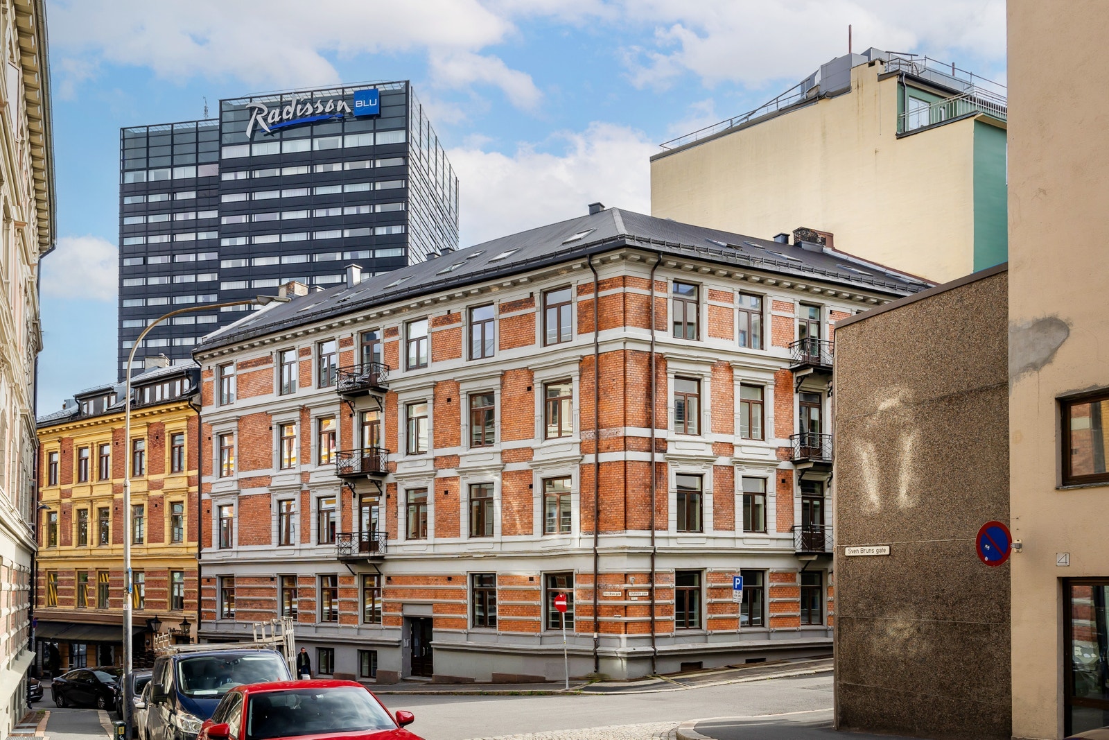 Klassisk bygård ved SAS-hotellet. Bytrikk og T-bane like ved. Kort vei til Oslo Met og alle byens fasiliteter Galleribilde