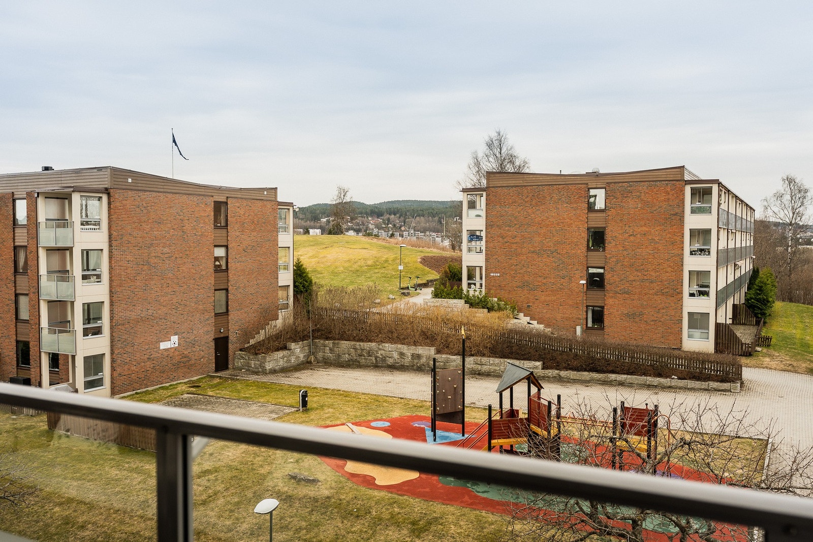 Velkommen til en lys og hjørneleilighet med balkong og flotte solforhold. Galleribilde