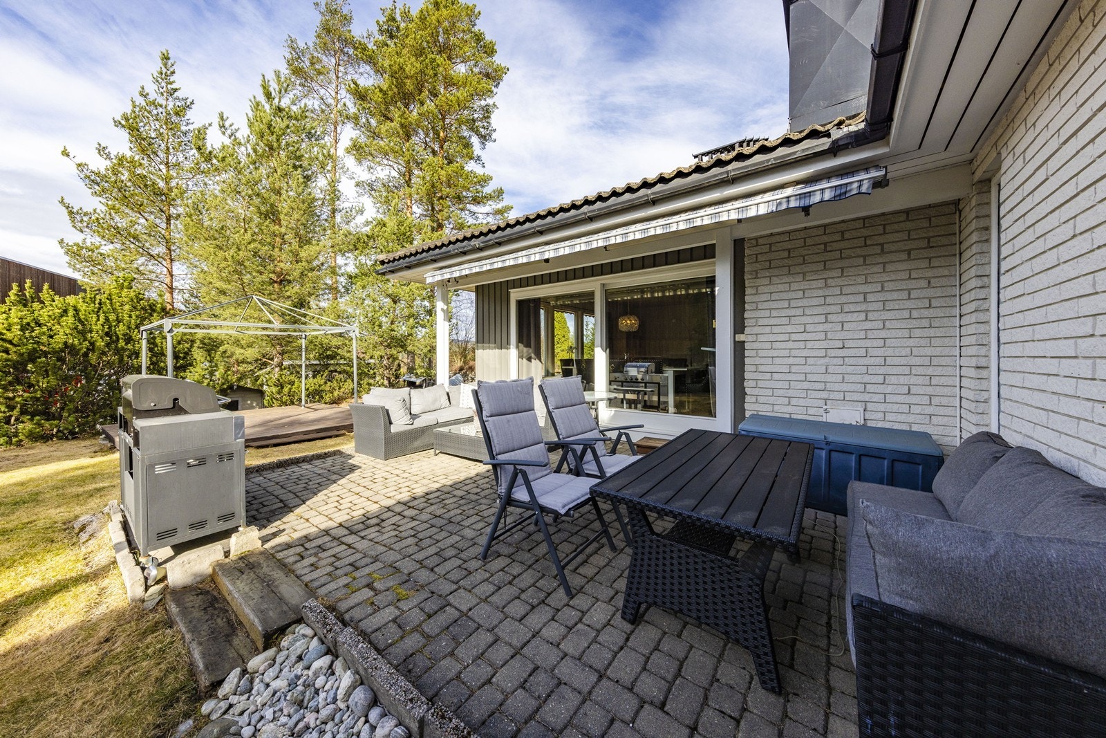 Hage med boltreplass både for to- og firebente Galleribilde