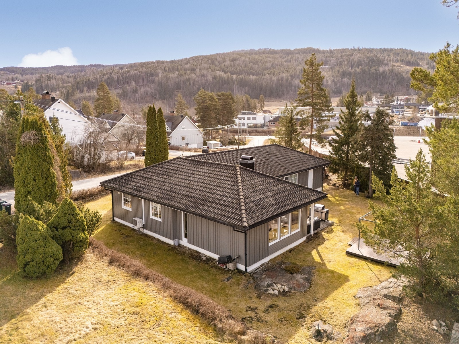 Eiendommen har en sentral og attraktiv beliggenhet i et etablert og rolig boligområde i Geithus. Galleribilde