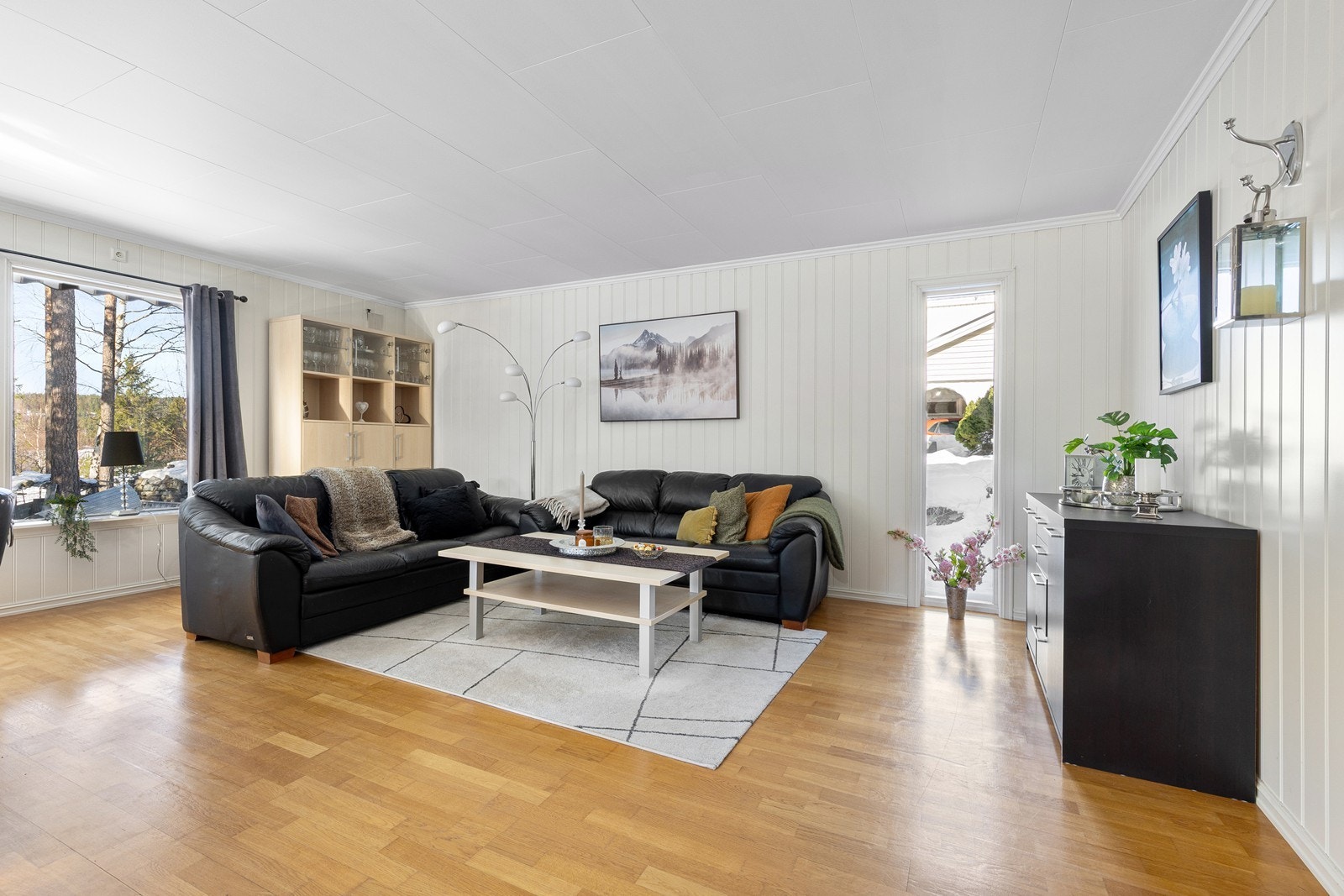 Stor stue med plass til både sofa og spisestuemøbler Galleribilde
