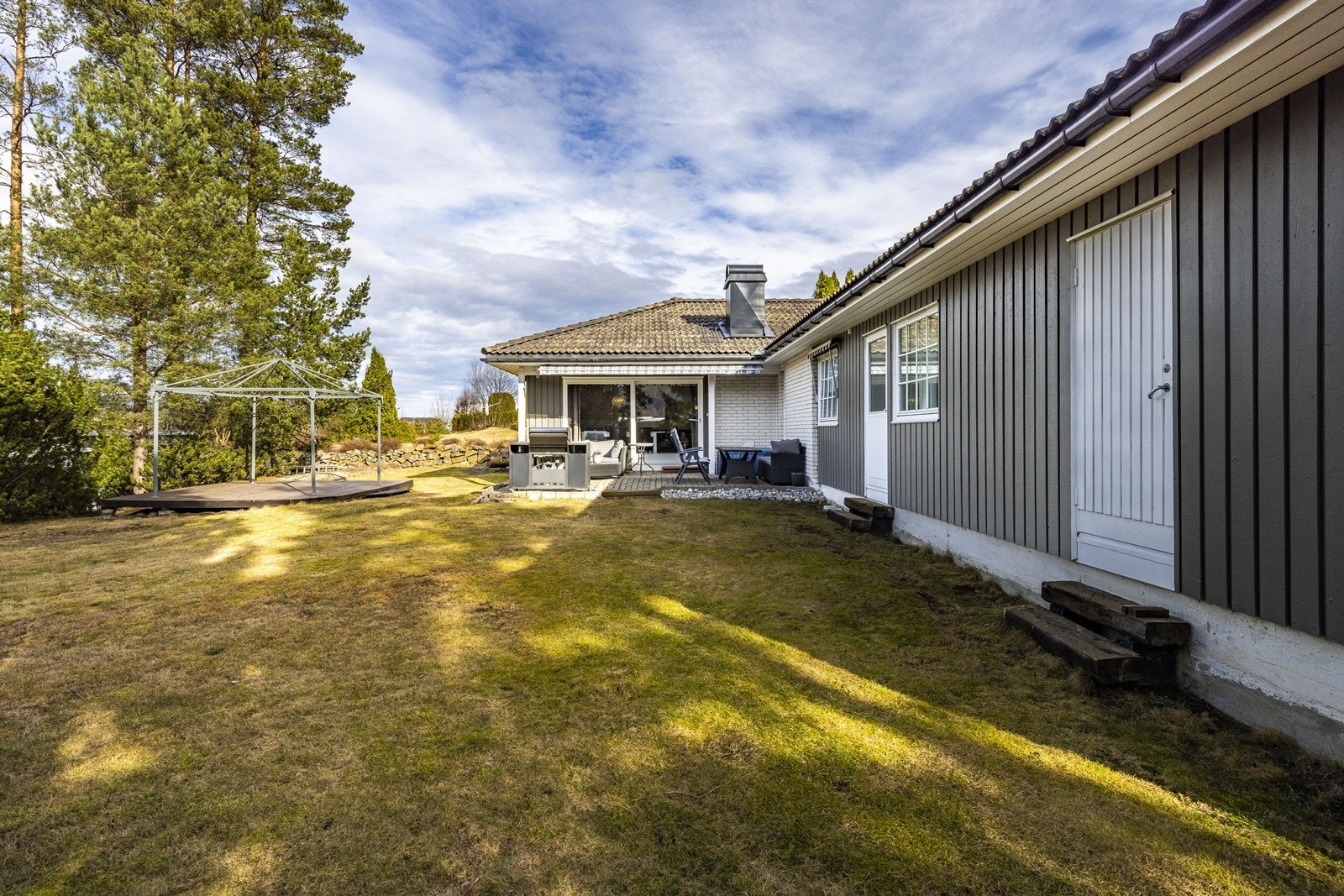 Fin tomt med grense til skogen og friareal Galleribilde