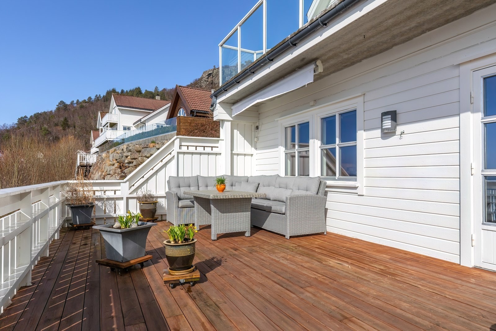Tredekke på terrasse er vedlikeholdt og gir en attraktiv uteplass. Galleribilde