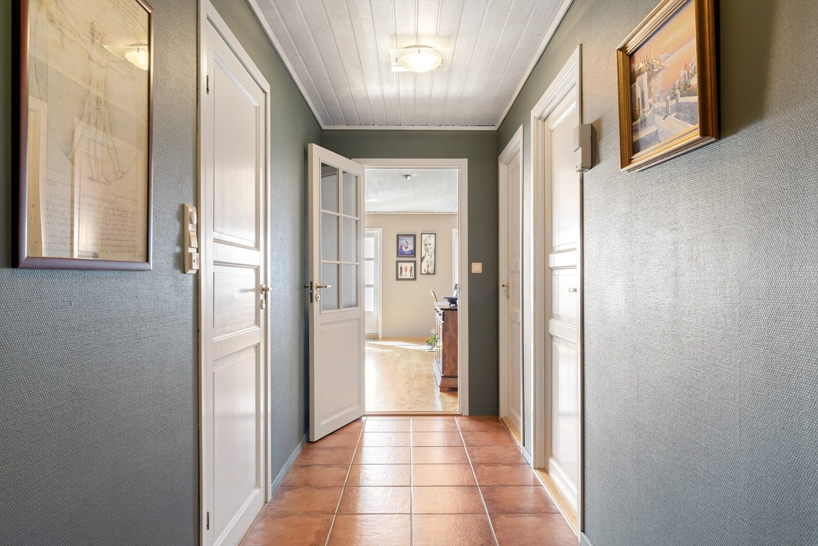 Fra gangen er det enkel tilgang til oppholdsrommene. Galleribilde