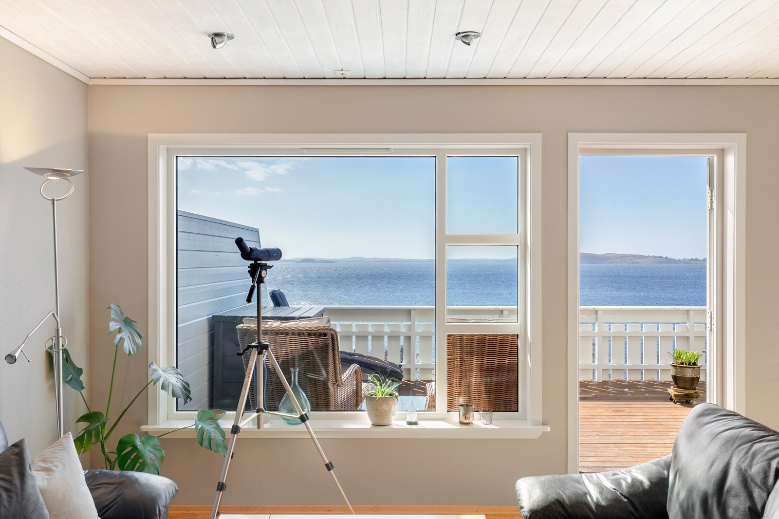 Stuen har utgang til terrasse med utsikt mot sjøen. Galleribilde