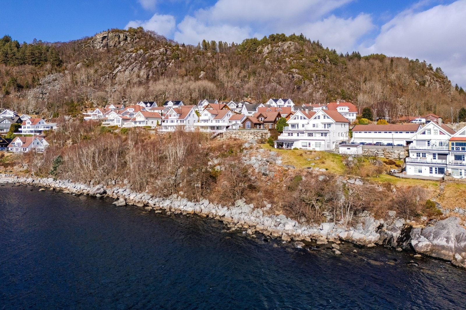 Boligen er en del av et etablert og rolig nabolag. Galleribilde