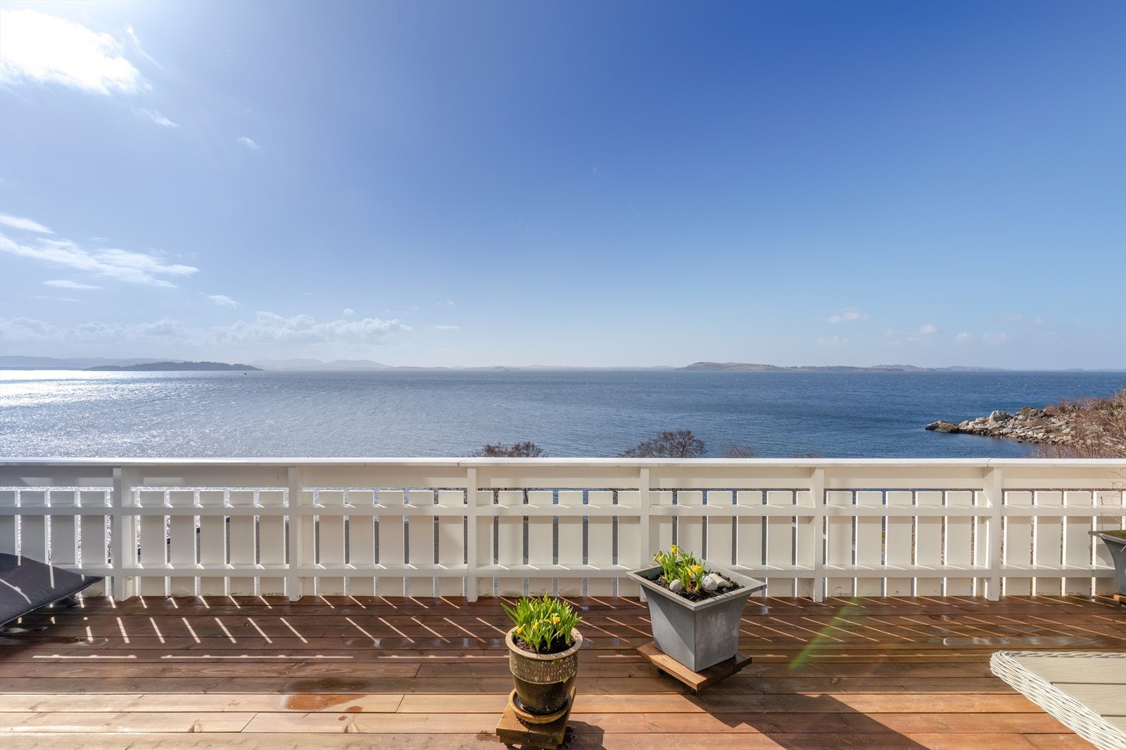 Rekkverk på terrasse bør utbedres for å møte gjeldende forskrifter. Galleribilde
