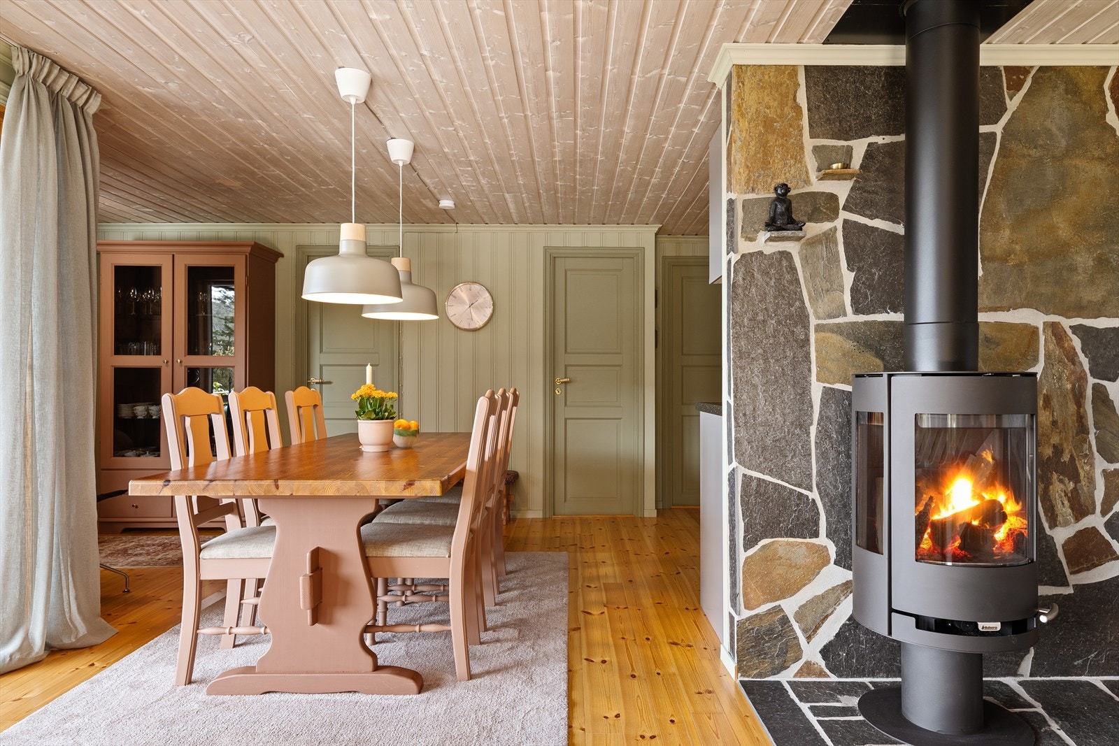 Spiseplassen skaper en naturlig overgang fra stuen til kjøkkenet, her er det muligheter for langbord slik at hele storfamilien kan samles. Galleribilde