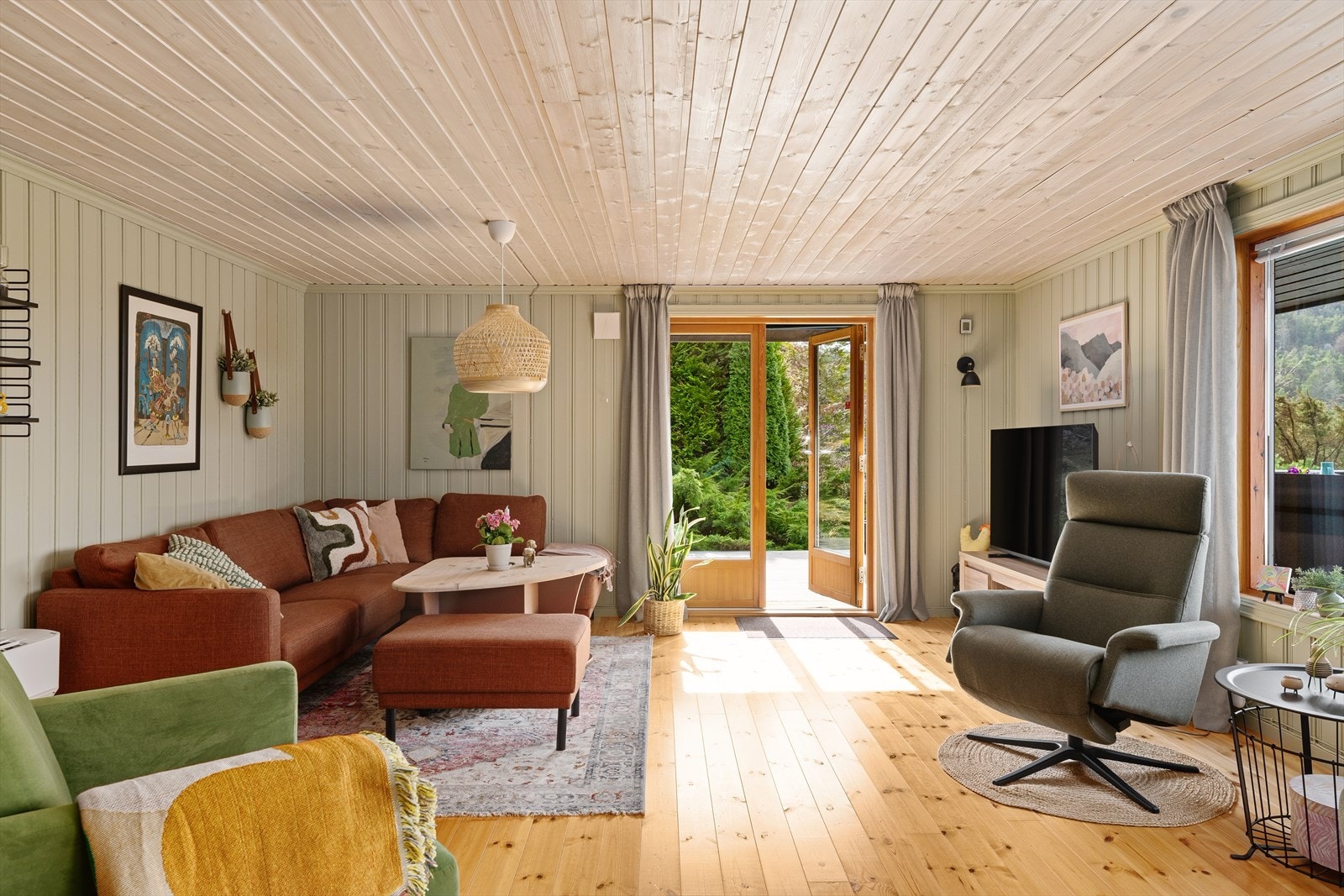 Stuen er lys og romslig med utgang til terrassen, både mot sør og vest. Galleribilde