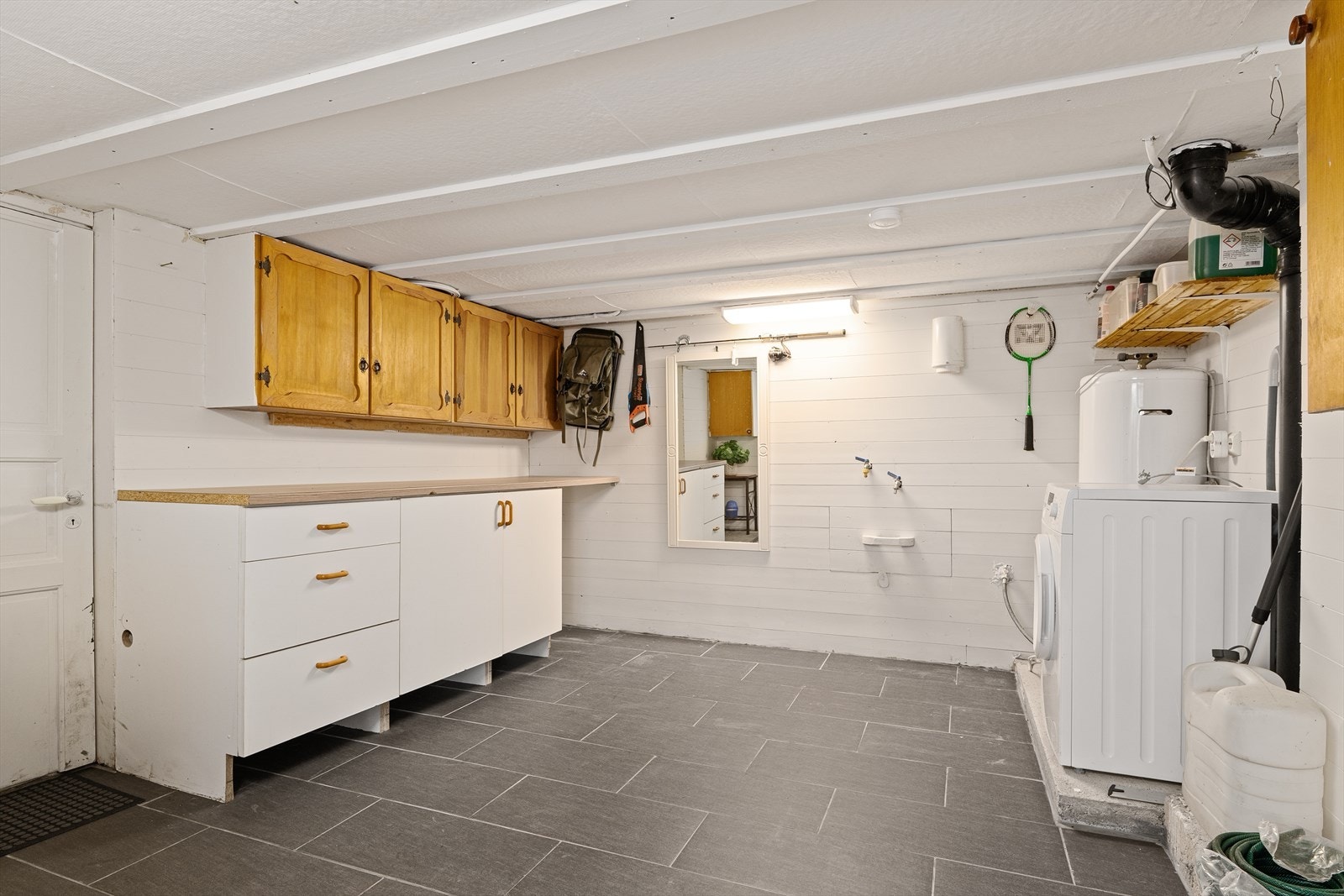 Kjellerrom har opplegg til vaskemaskin og innredning med gode oppbevaringsmuligheter. Nåværende eier opplyser at hun aldri har benyttet vaskemaskinen. (rommet er ikke byggesøkt/byggegodkjent). Galleribilde