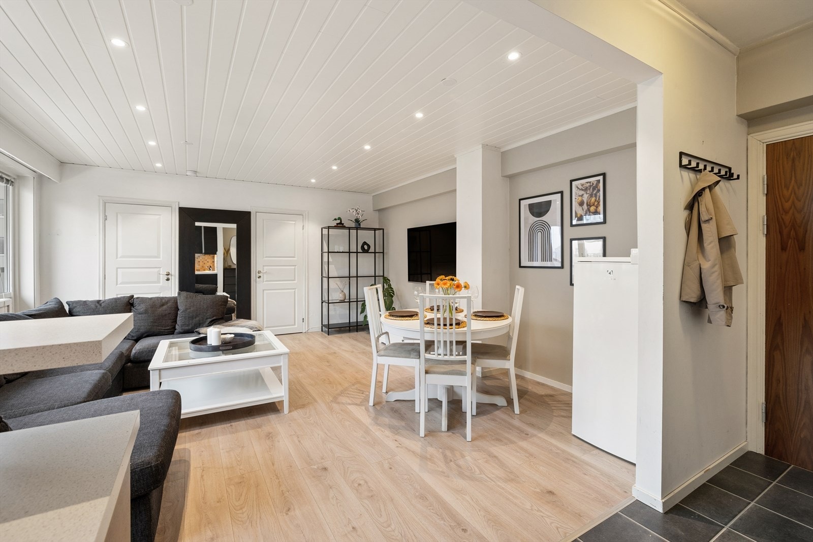 Downlights i taket gir en jevn og behagelig belysning i oppholdsrommet. Galleribilde
