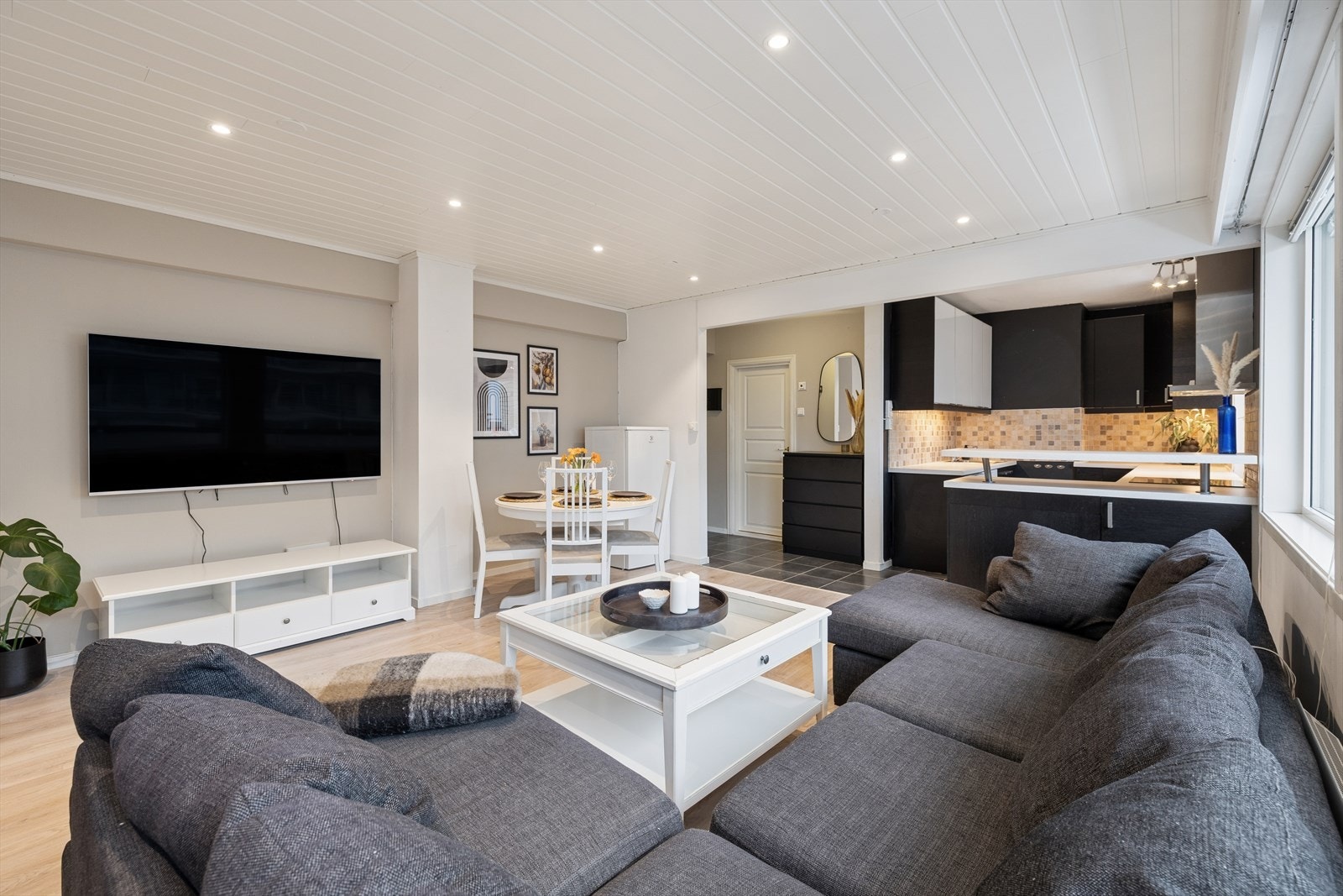Stuen har god plass til både sofagruppe og TV-møblement. Galleribilde