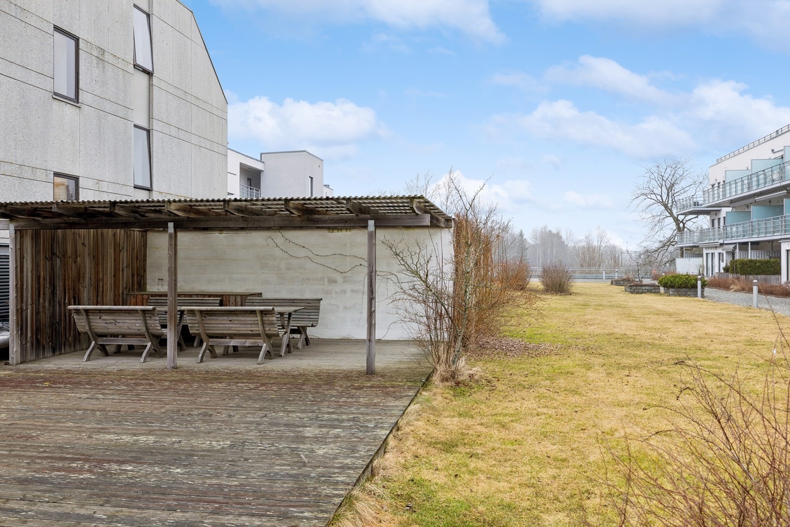 En overbygget uteplass med sittegrupper er tilgjengelig for beboerne. Galleribilde