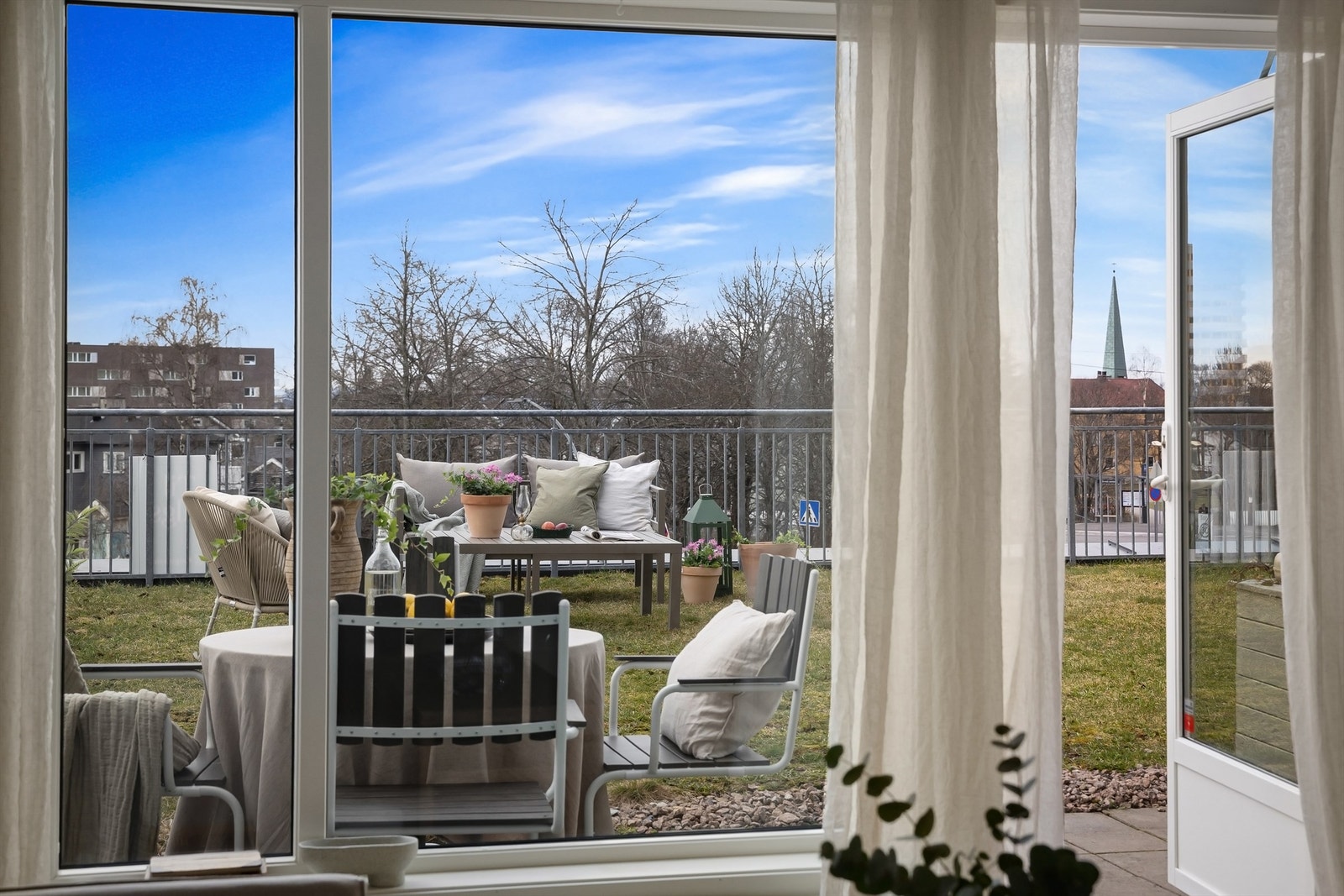 Fra stuen er det utgang til en flott markterrasse som strekker seg langs hele stuen Galleribilde
