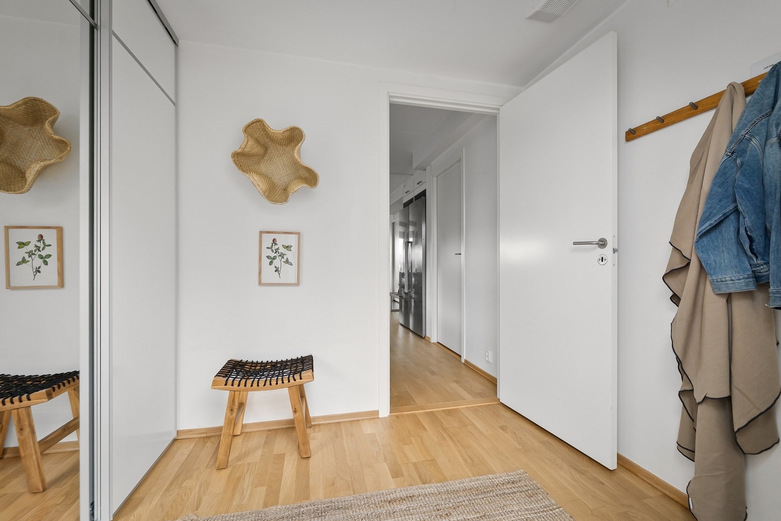 God oppbevaringsplass i skyvedørsgarderobe med speildør Galleribilde