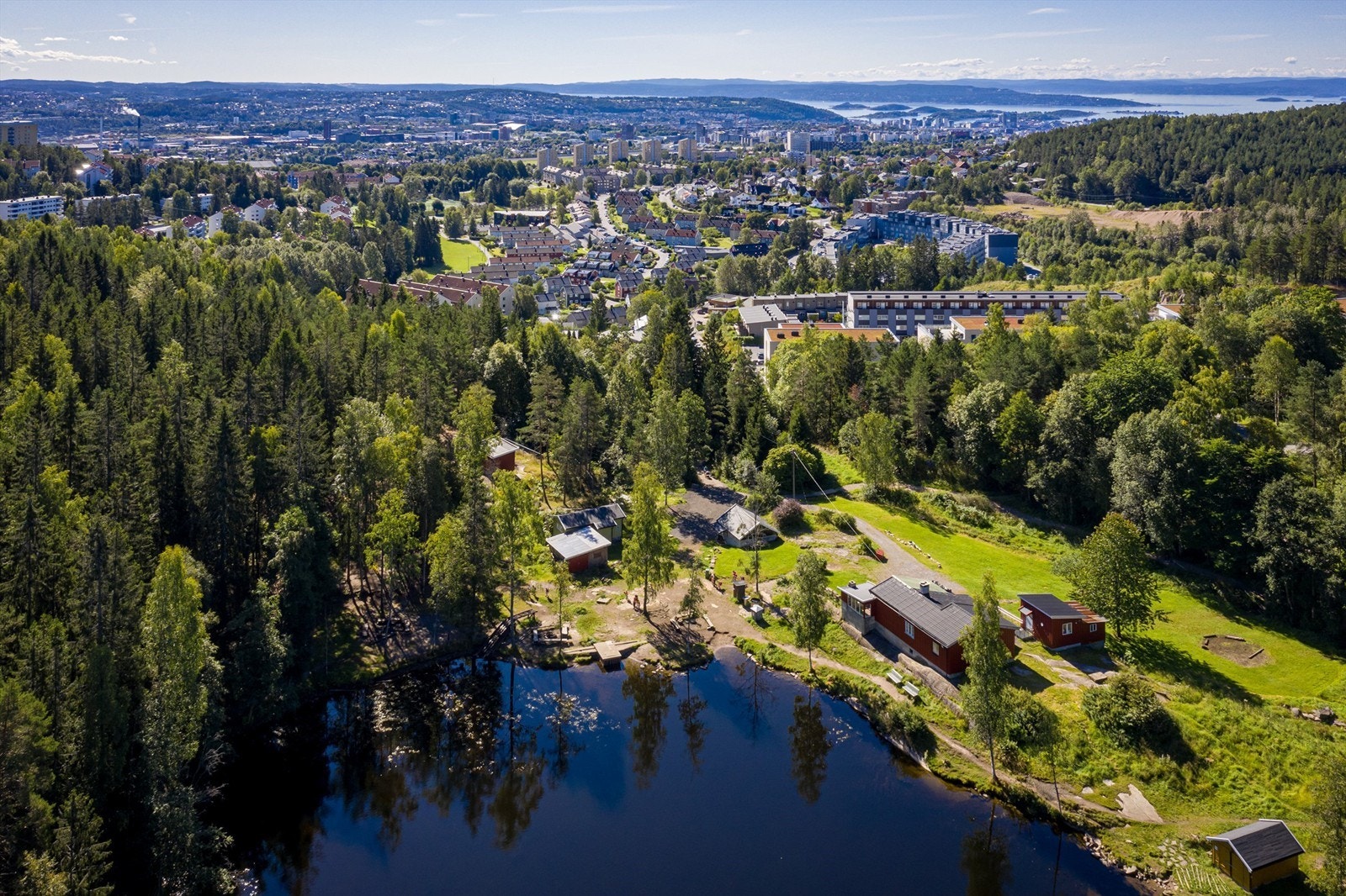 Idylliske Isdammen, kun en kort spasertur unna, er et yndet samlingssted for både store og små Galleribilde