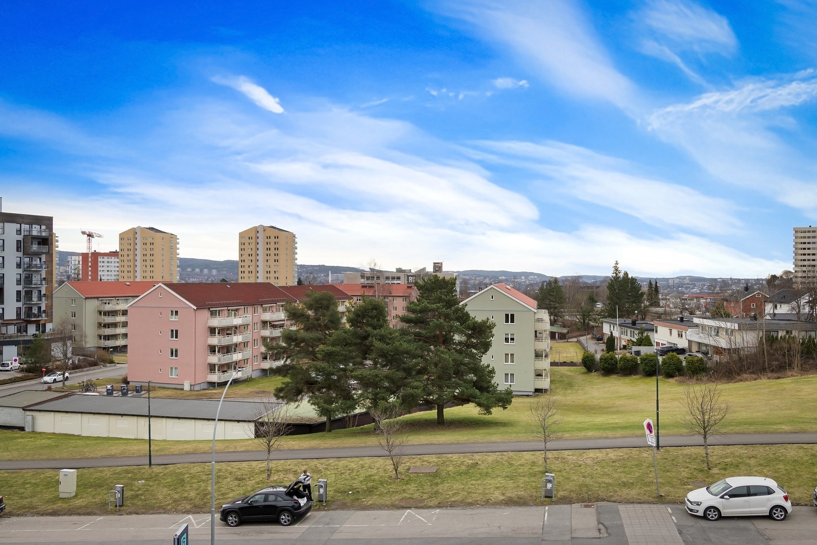 På tomten foran borettslaget er oppføring av et et leilighetsbygg under behandling hos kommunen og ikke vedtatt pt. Støy og byggearbeider vil forekomme når byggingen settes i gang, og ved ferdigstillelse vil det kunne ta noe av utsikten Galleribilde