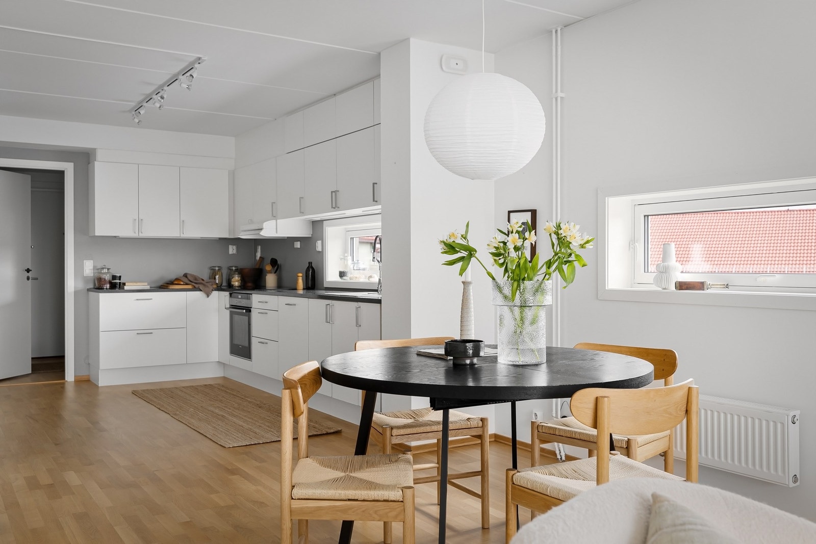 Selv om stuen ligger på bakkeplan, er boligen skjermet og har lite direkte innsyn Galleribilde