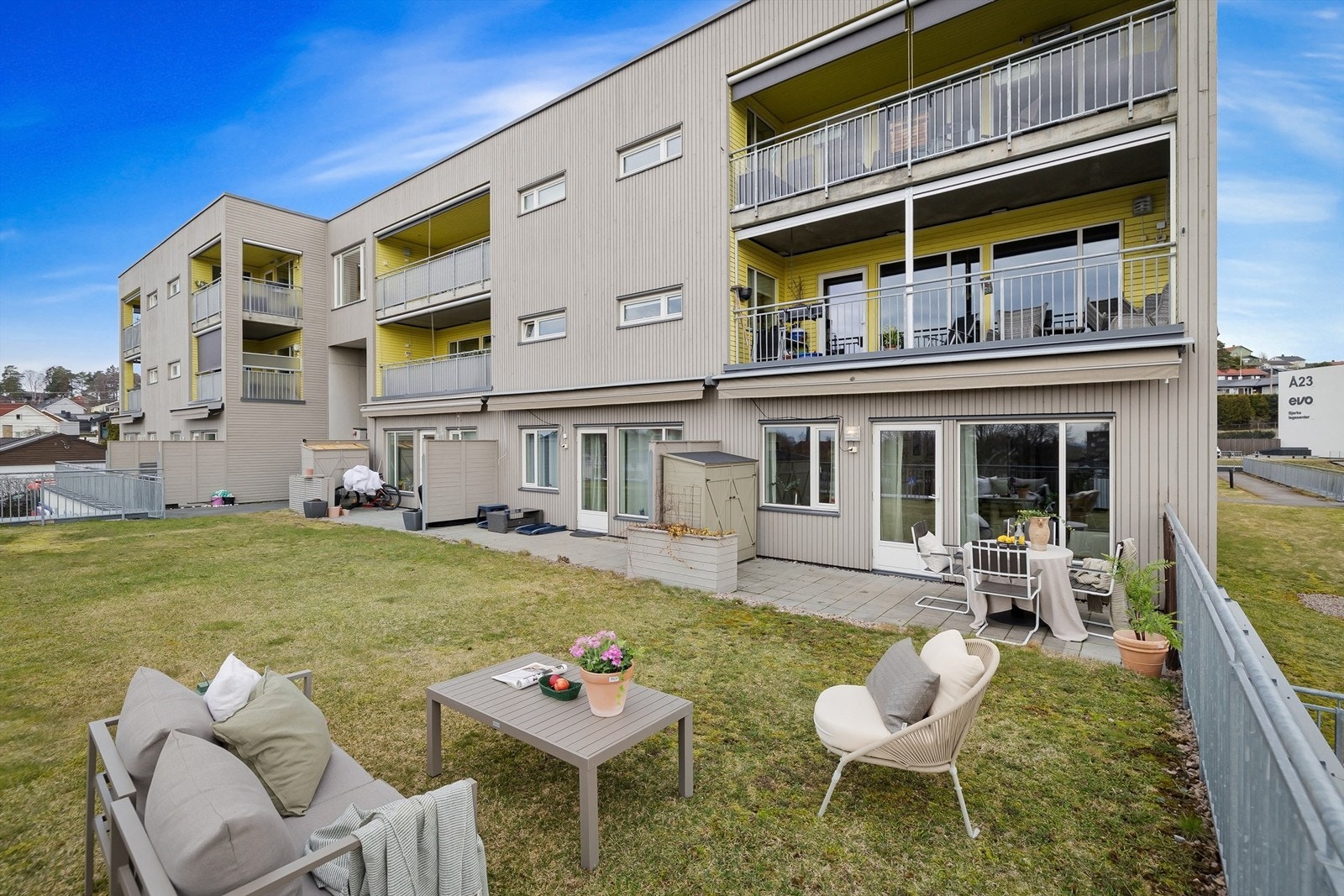 Fra stuen er det utgang til romslig markterrasse på 12 kvm og felles gressplen Galleribilde