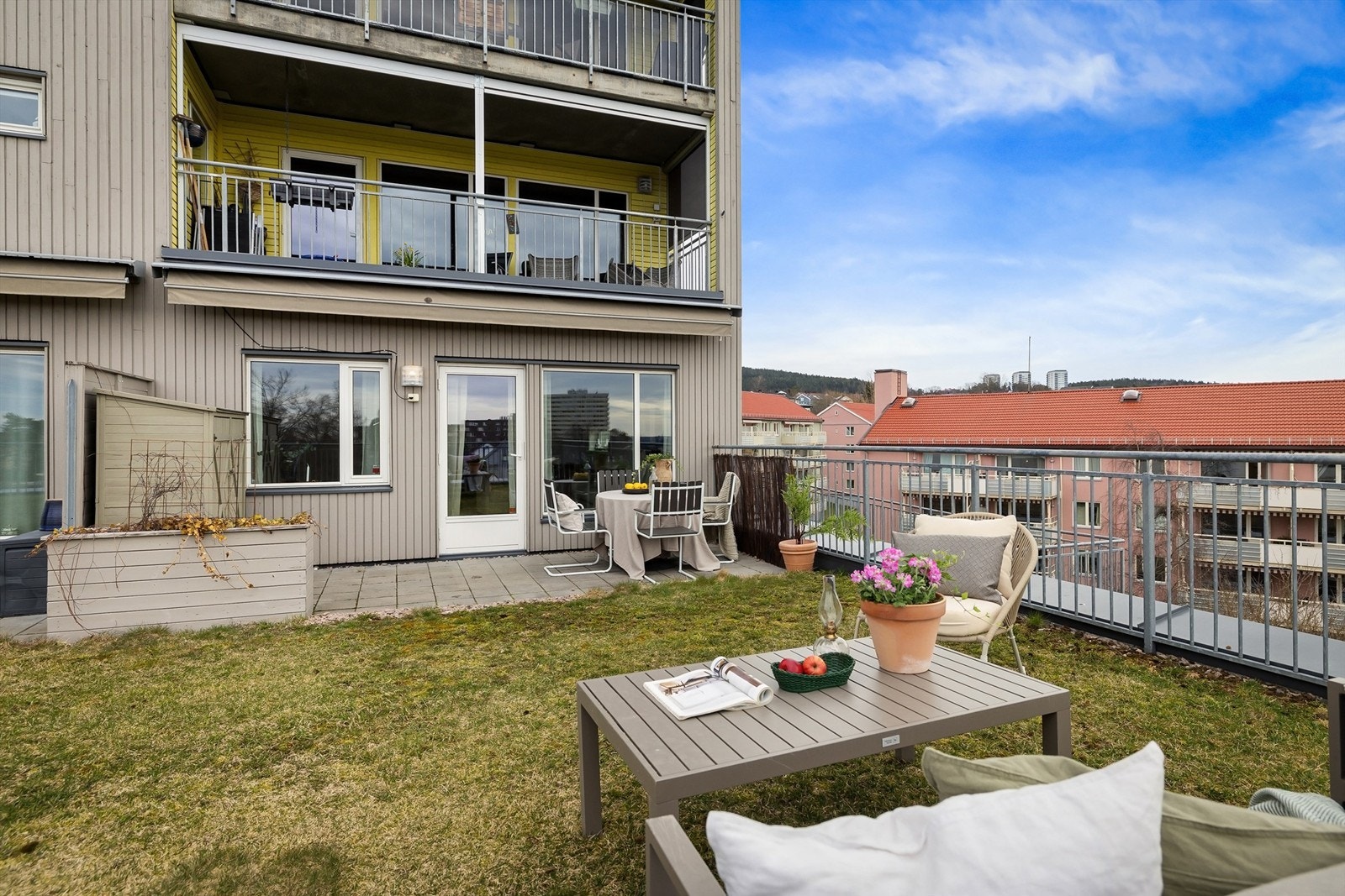 Elektrisk markise er montert og skjermer godt for solen Galleribilde