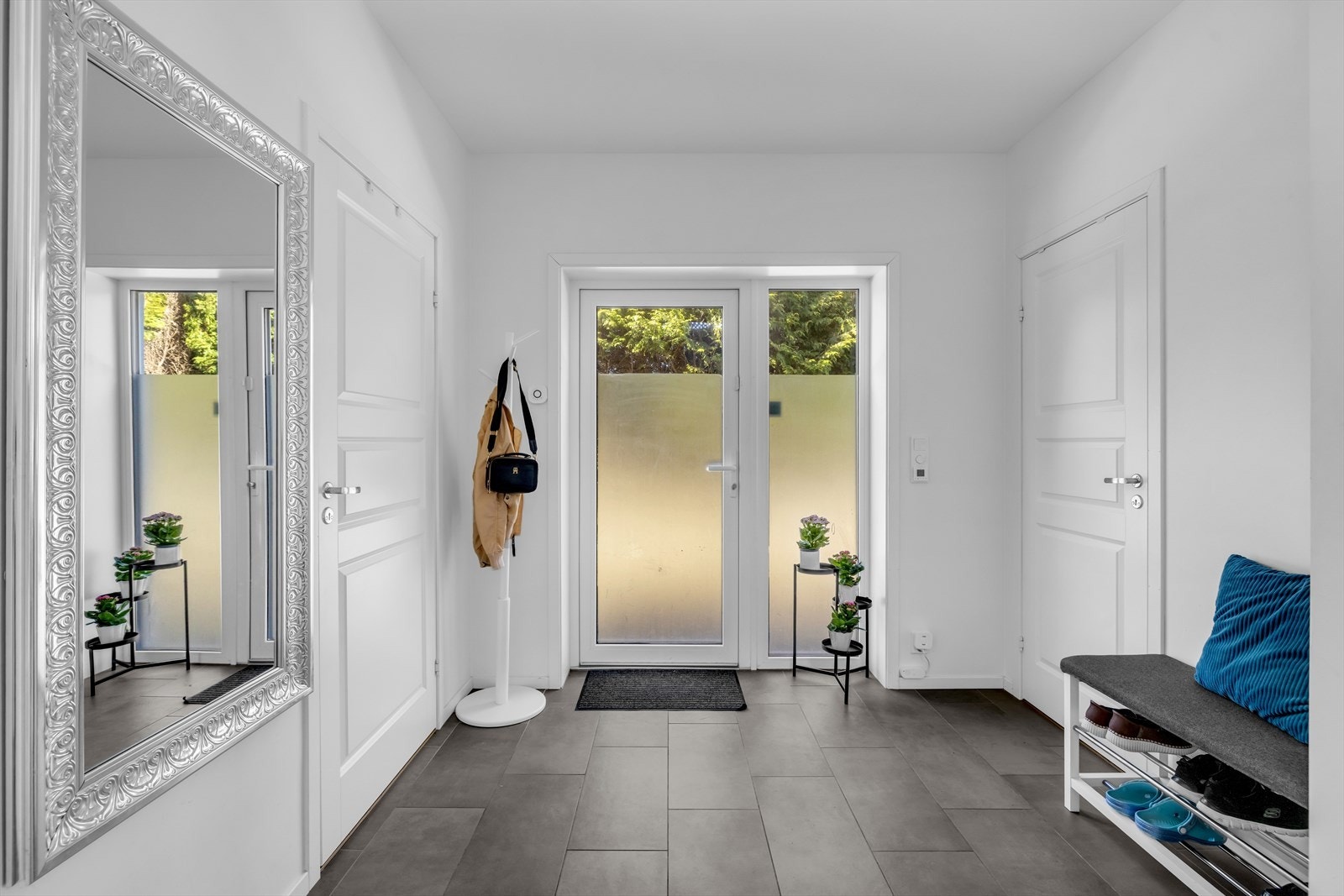 Stor entré med god plass til skohylle, speil og stumtjener. Galleribilde